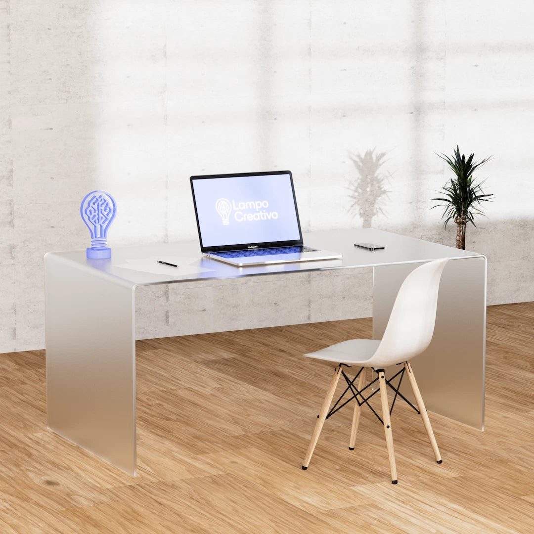 Render 3D di una scrivania bianca con un computer portatile con logo Lampo Creativo e una sedia.